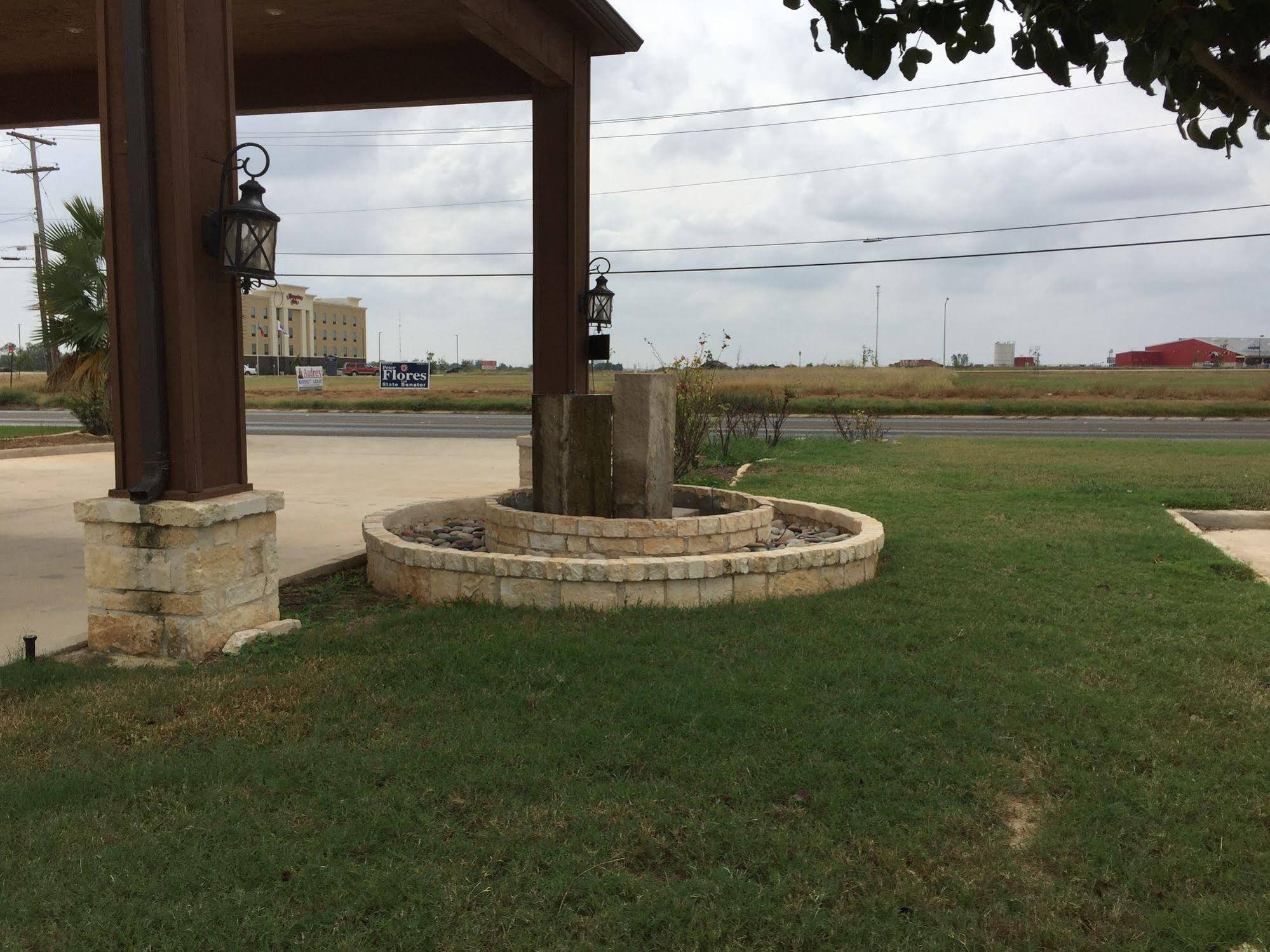 Pearsall Inn and Suites
