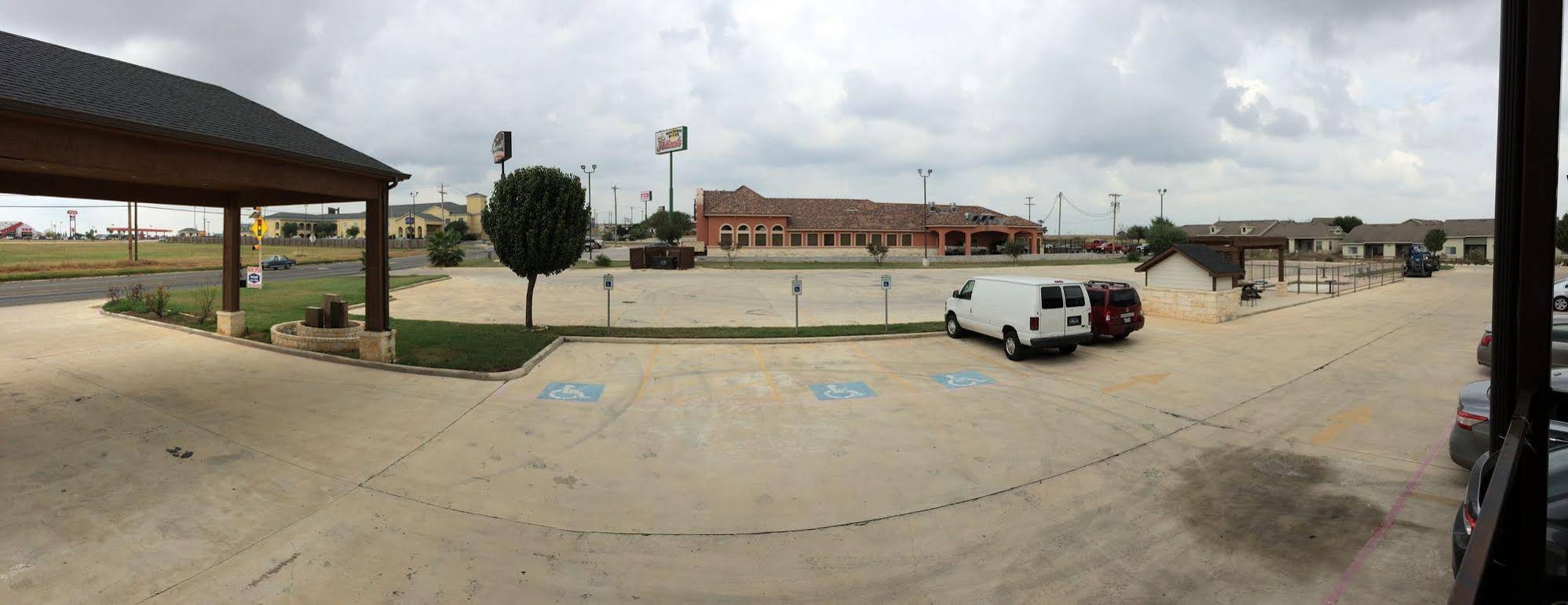 Pearsall Inn and Suites