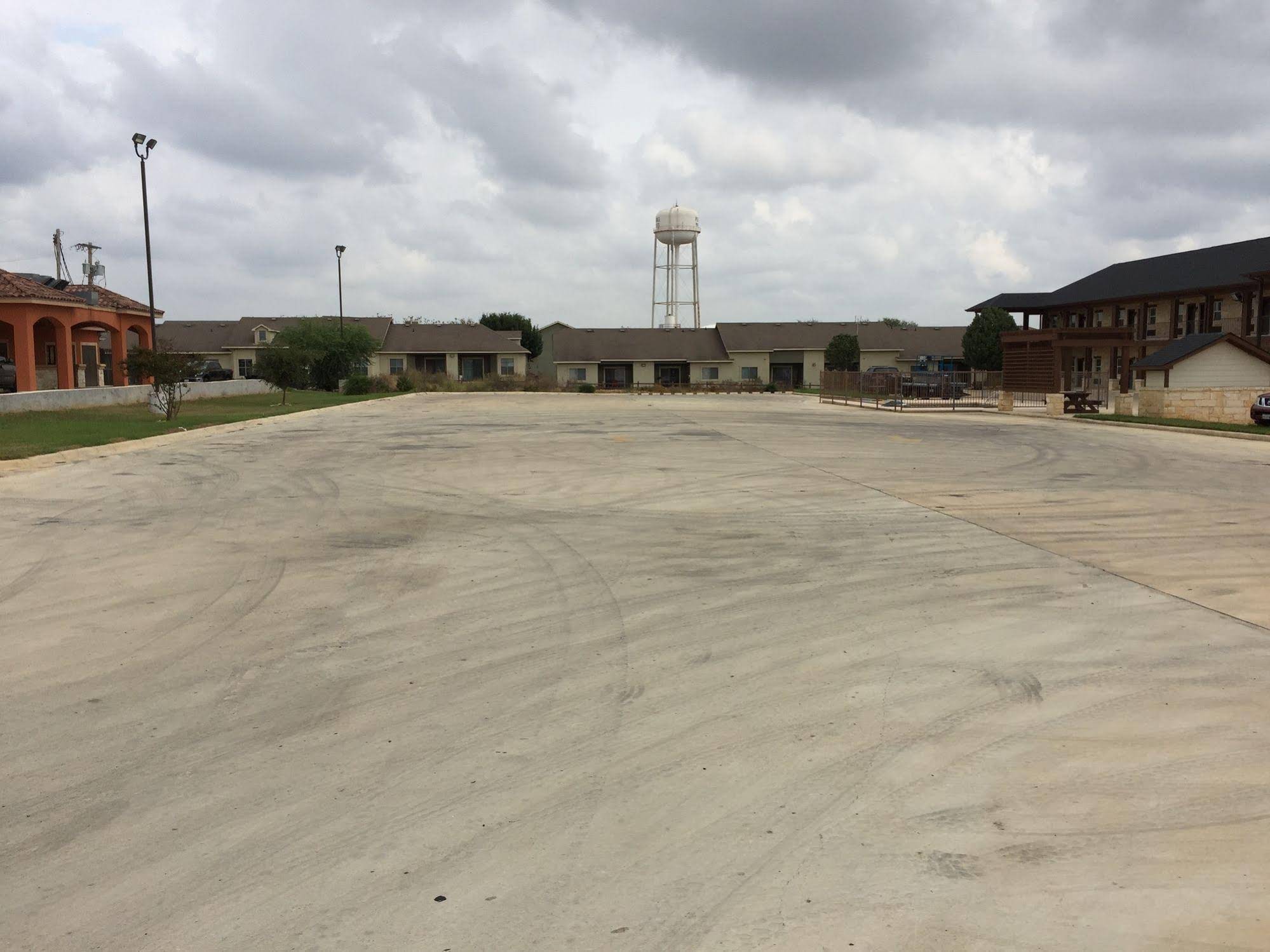 Pearsall Inn and Suites