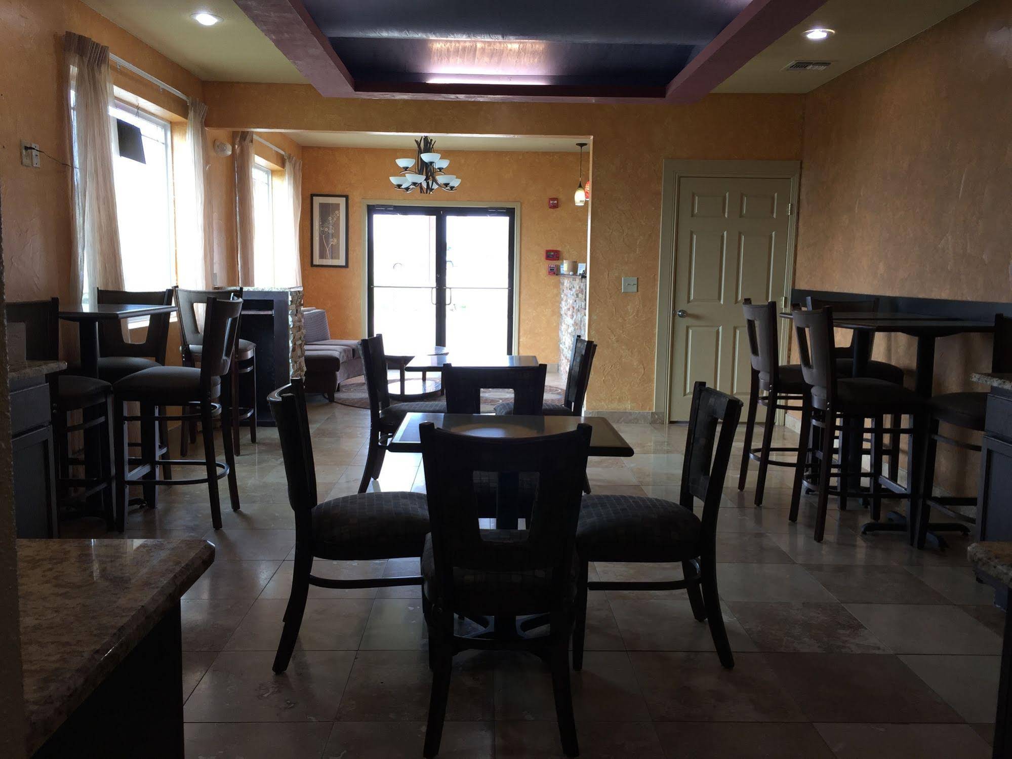 Pearsall Inn and Suites