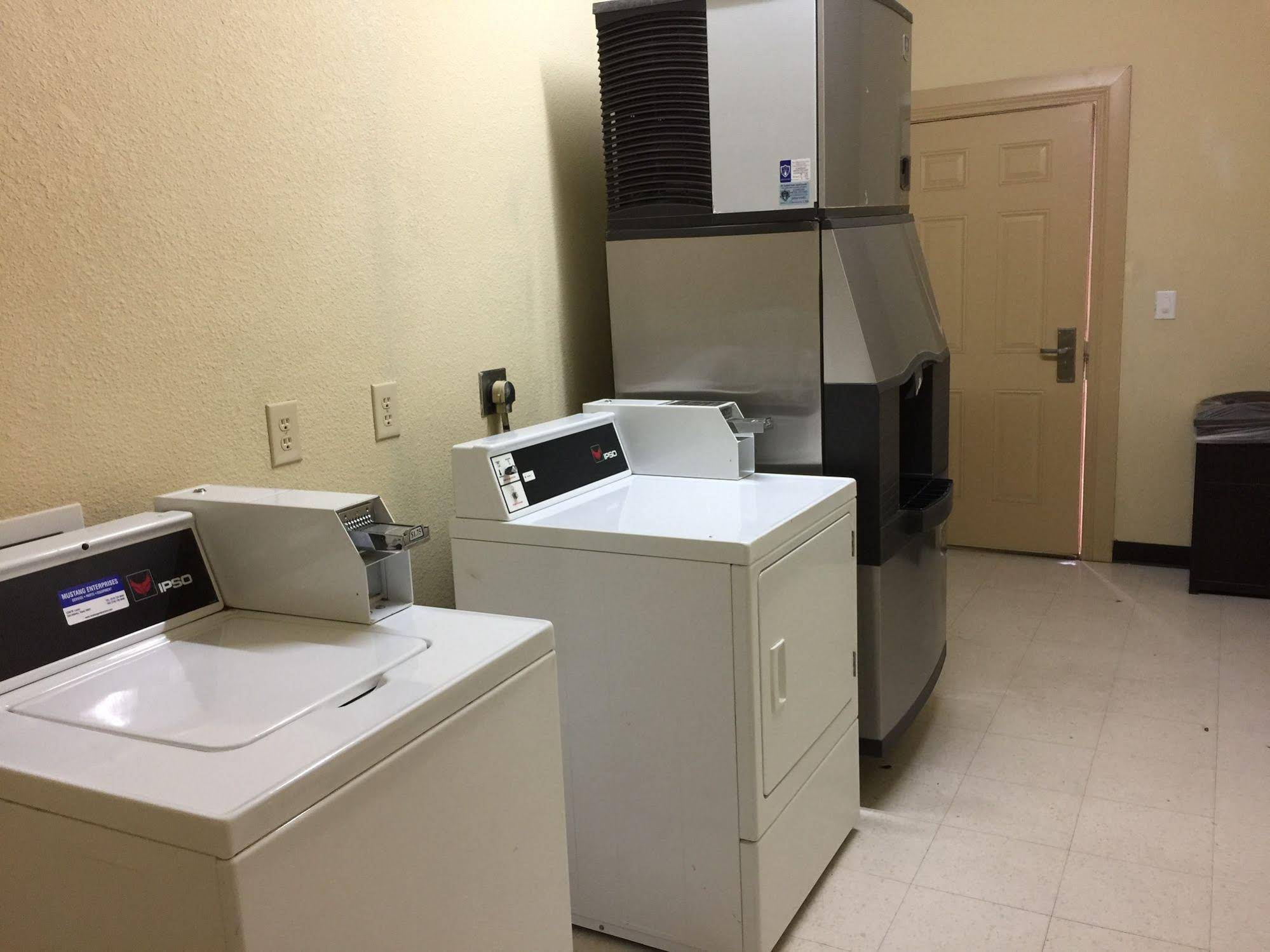 Pearsall Inn and Suites
