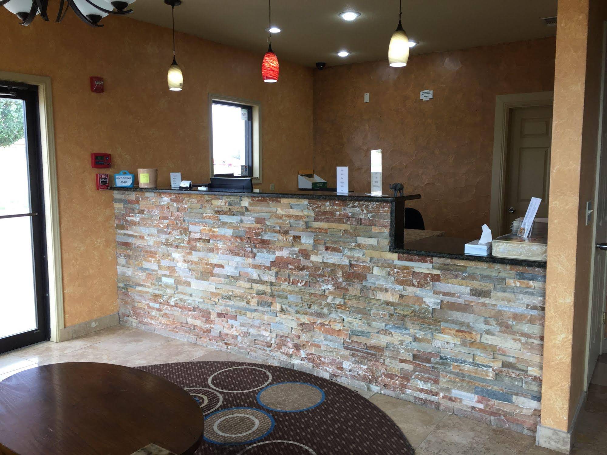 Pearsall Inn and Suites