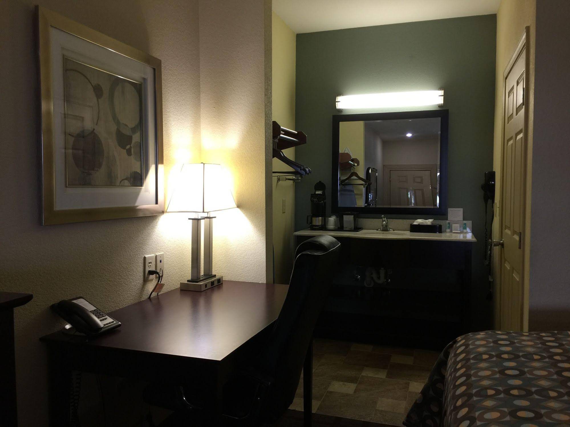 Pearsall Inn and Suites
