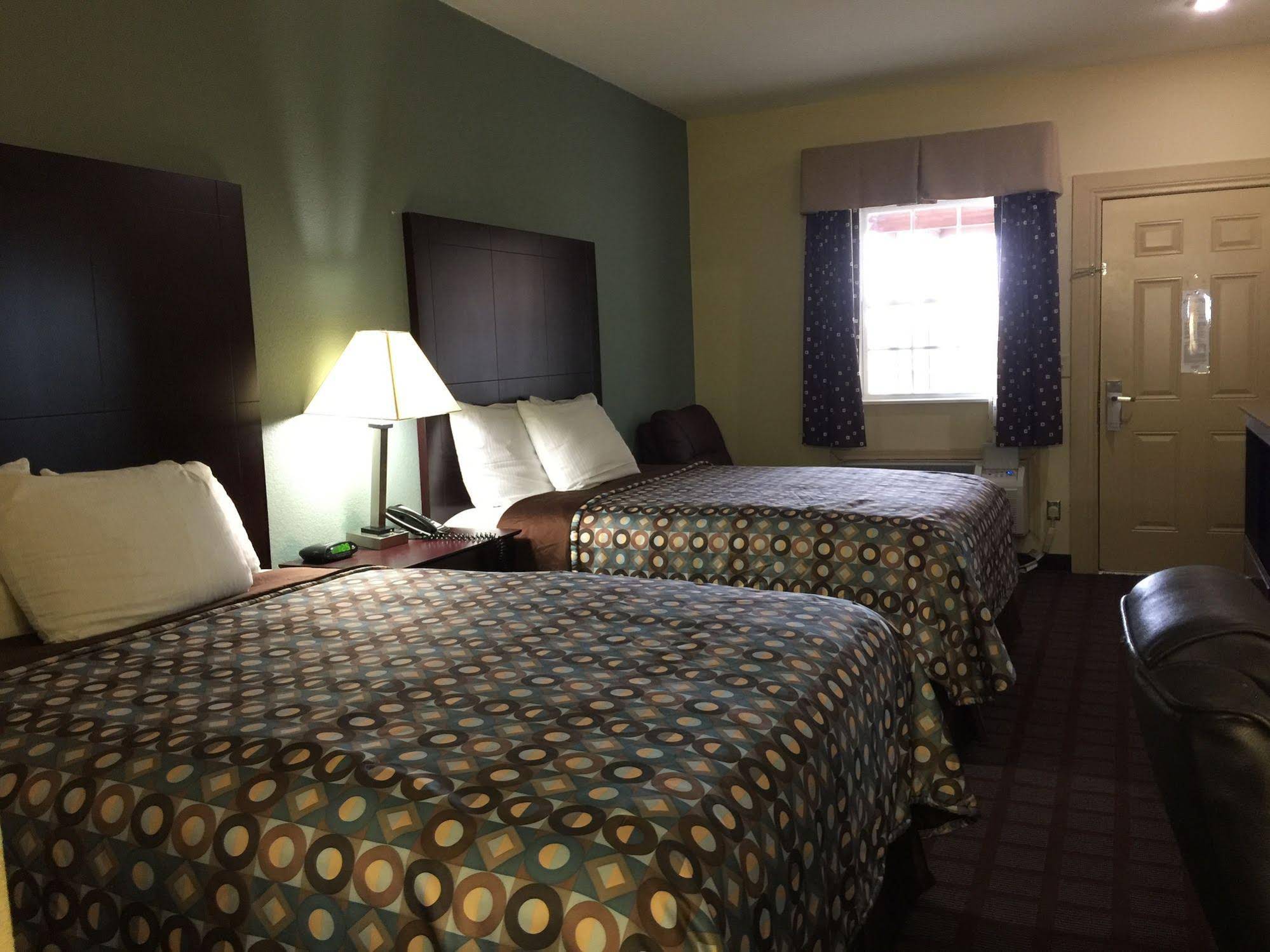 Pearsall Inn and Suites