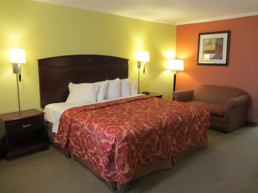 Days Inn by Wyndham Plainview