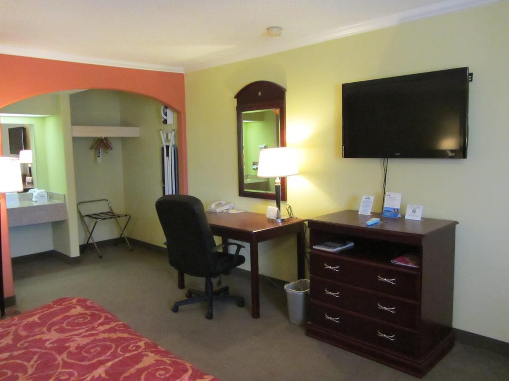Days Inn by Wyndham Plainview