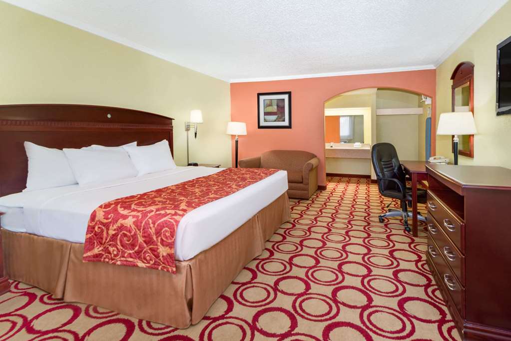 Days Inn by Wyndham Plainview