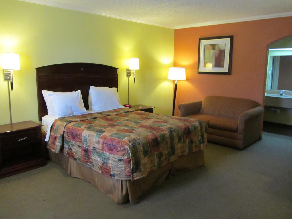 Days Inn by Wyndham Plainview