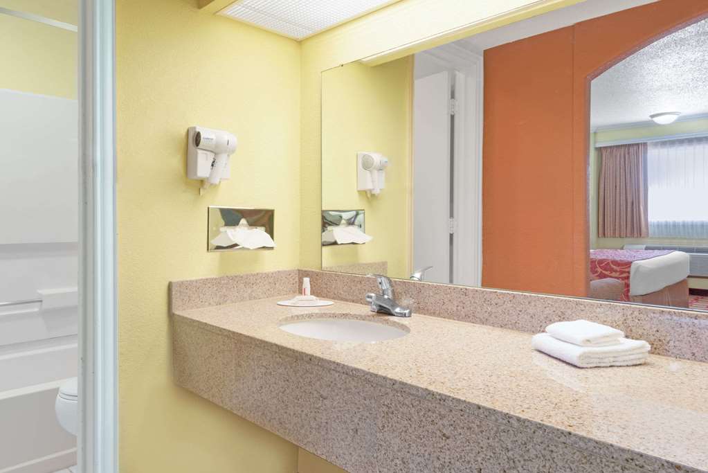 Days Inn by Wyndham Plainview