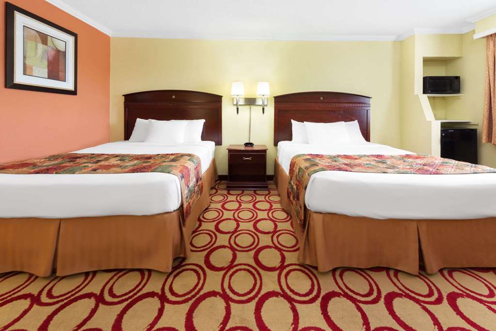 Days Inn by Wyndham Plainview