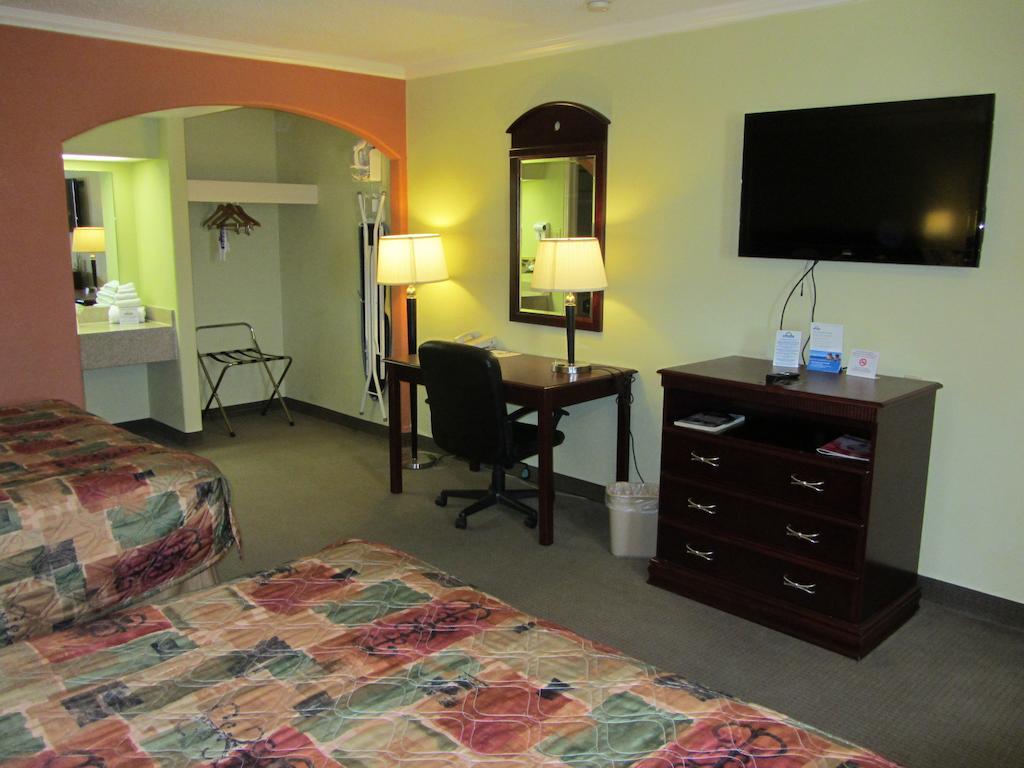 Days Inn by Wyndham Plainview