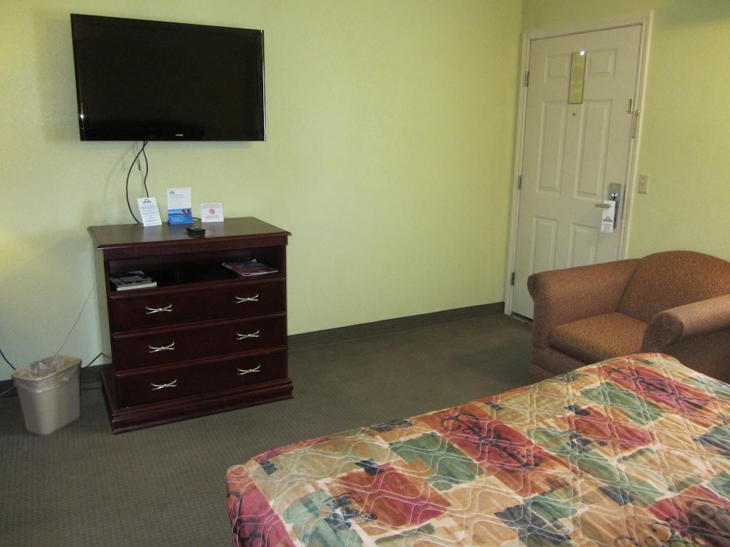 Days Inn by Wyndham Plainview