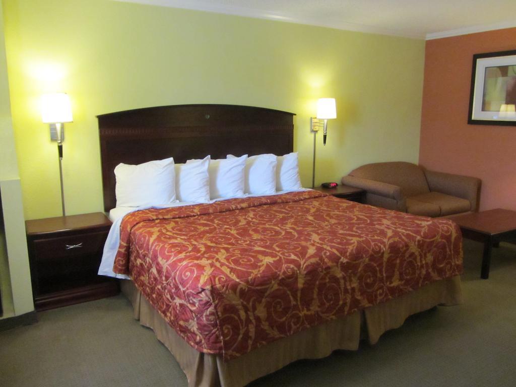 Days Inn by Wyndham Plainview