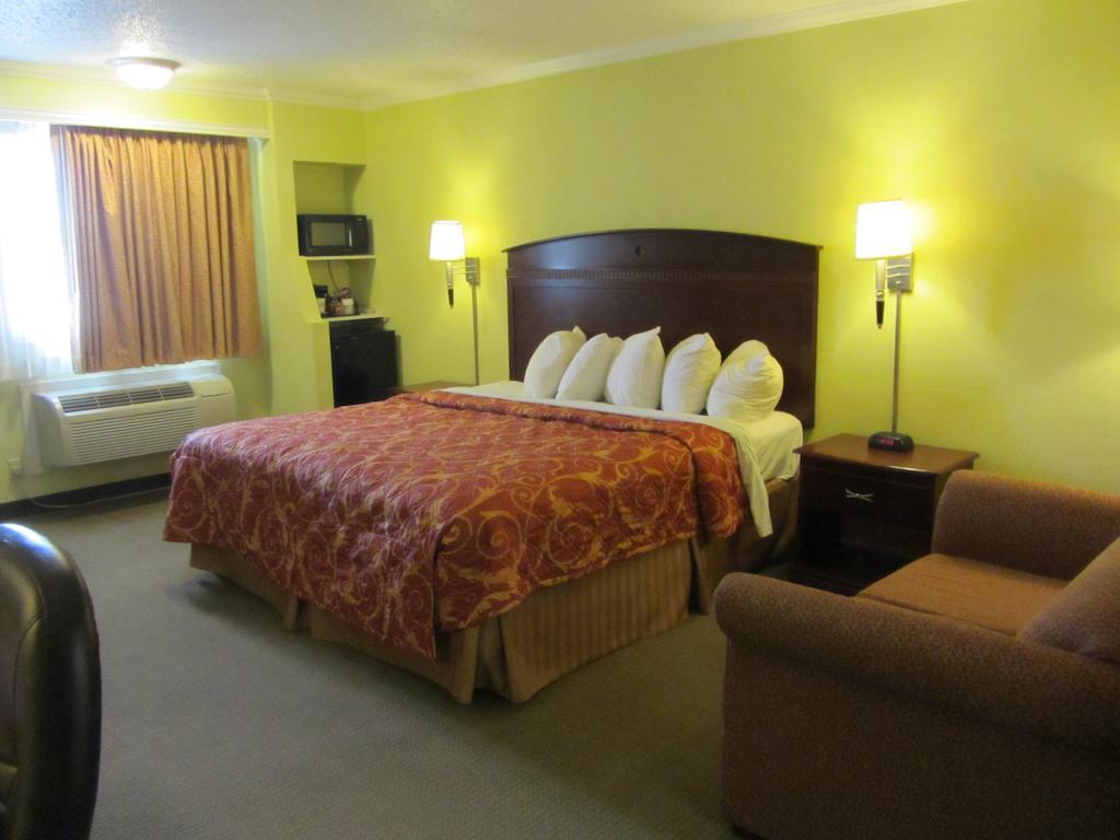 Days Inn by Wyndham Plainview