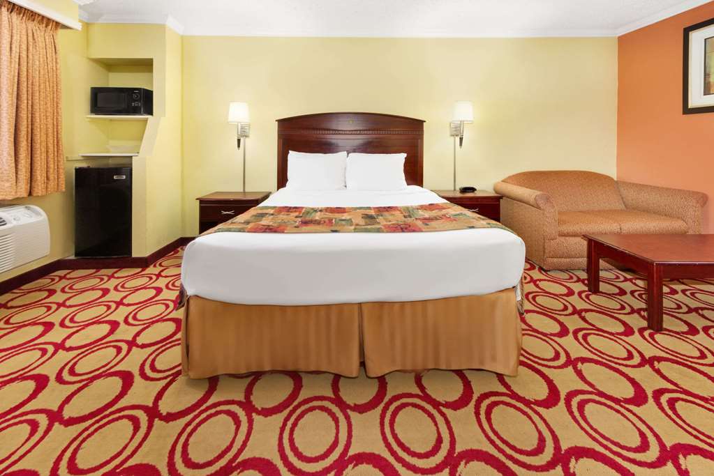 Days Inn by Wyndham Plainview