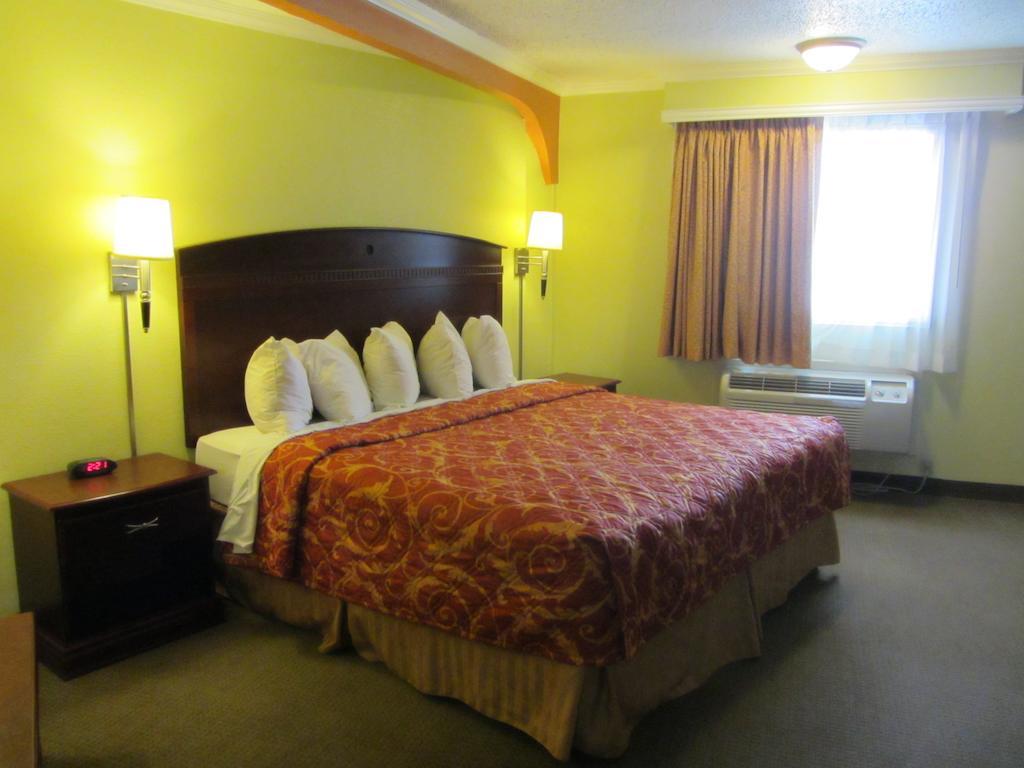 Days Inn by Wyndham Plainview