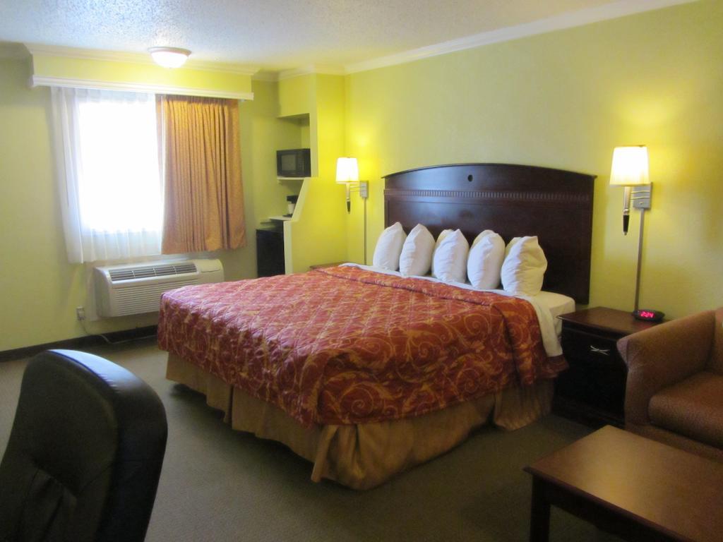 Days Inn by Wyndham Plainview