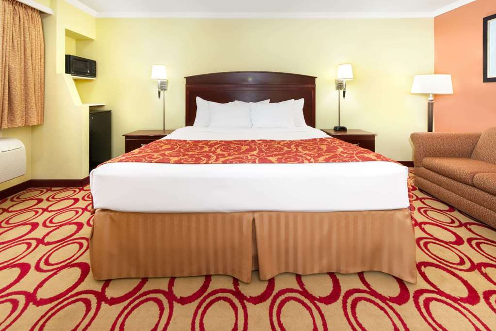 Days Inn by Wyndham Plainview