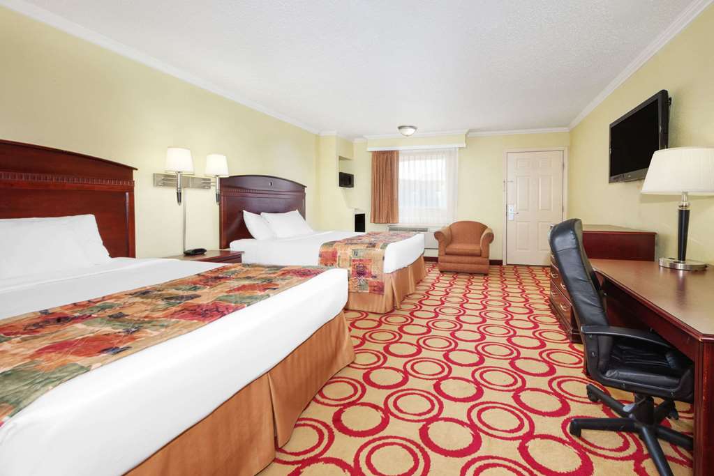 Days Inn by Wyndham Plainview