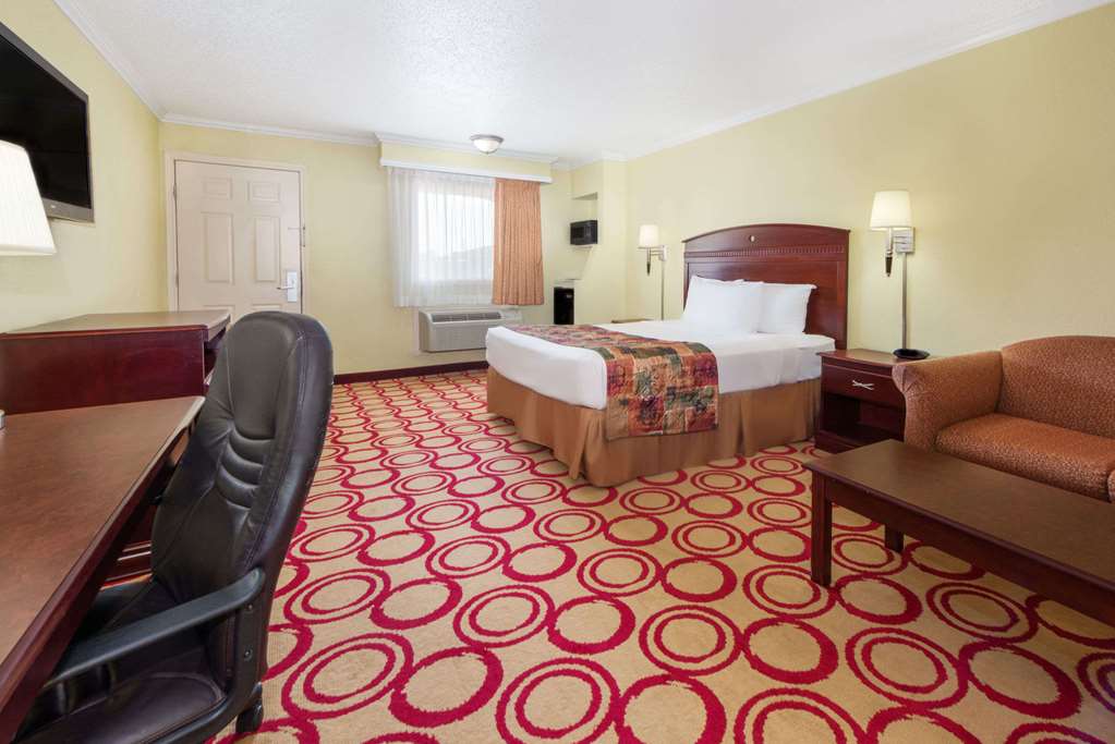 Days Inn by Wyndham Plainview