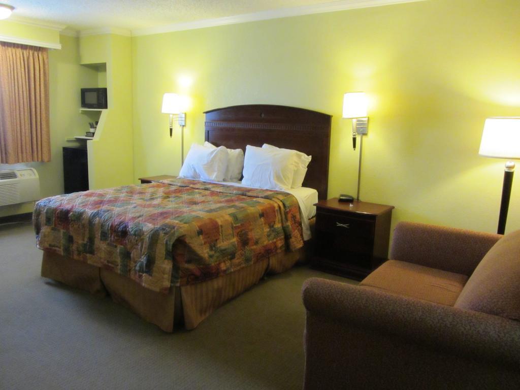Days Inn by Wyndham Plainview