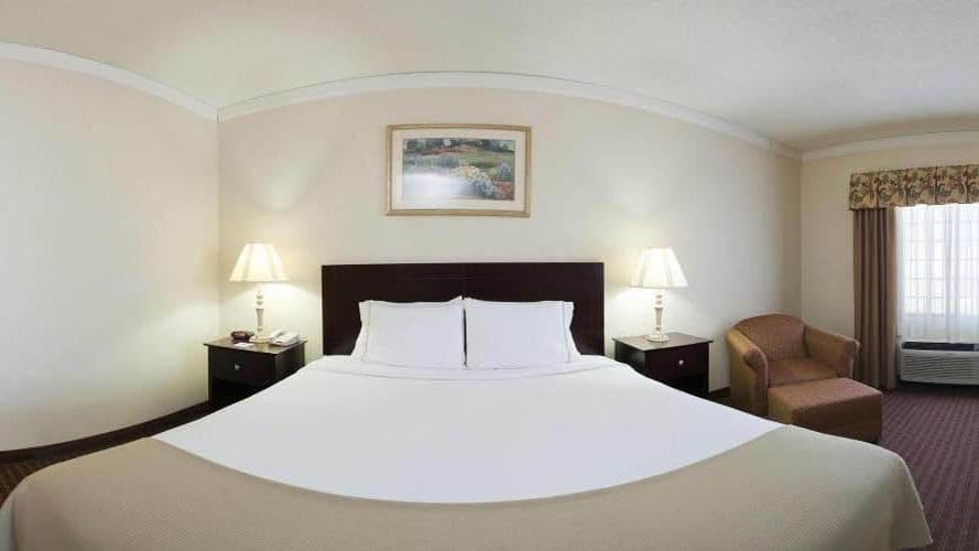 Holiday Inn Express & Suites Plainview
