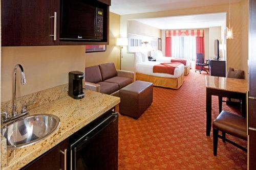 Holiday Inn Express & Suites Plano West - Frisco