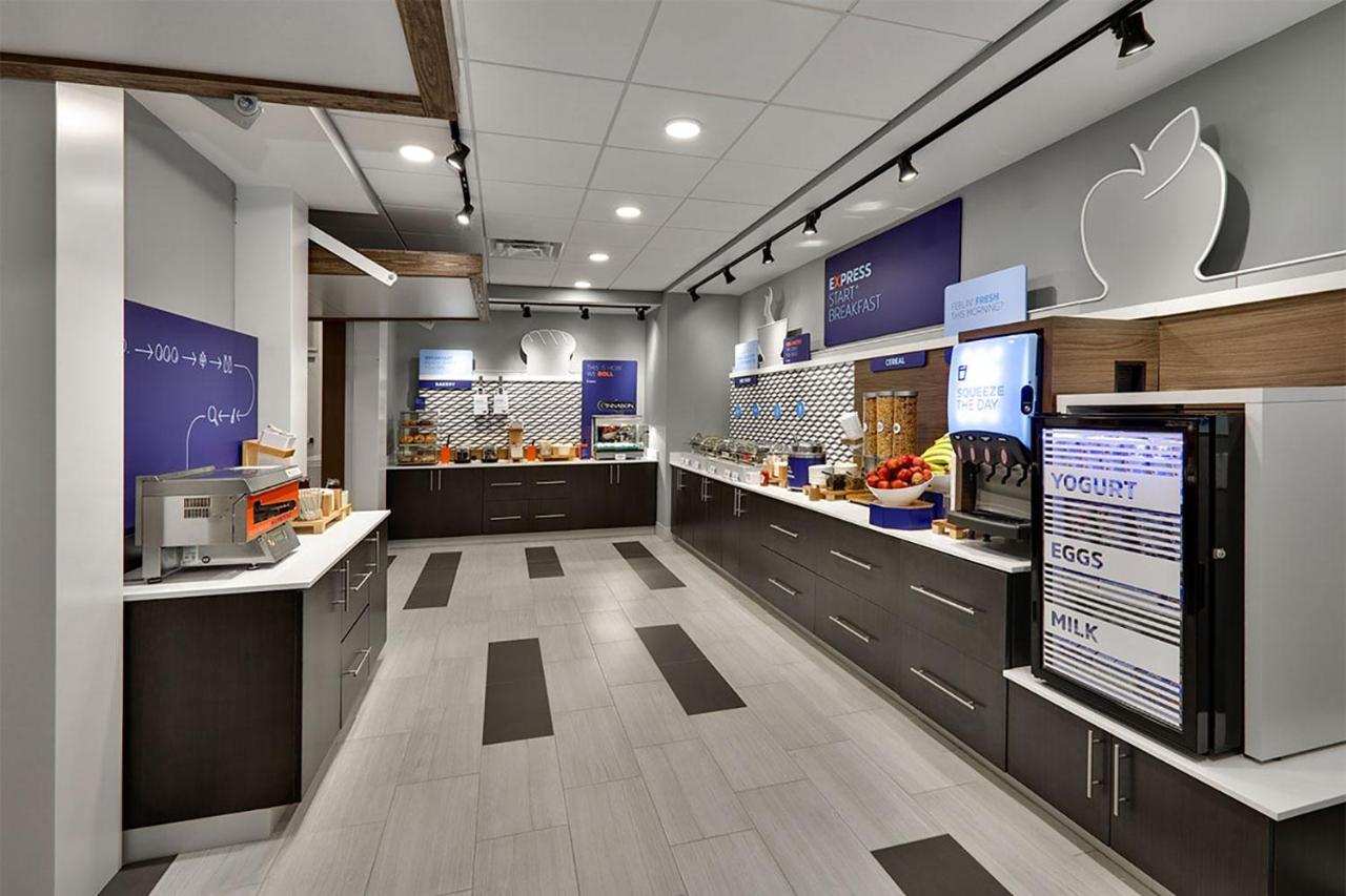 Holiday Inn Express & Suites Plano East