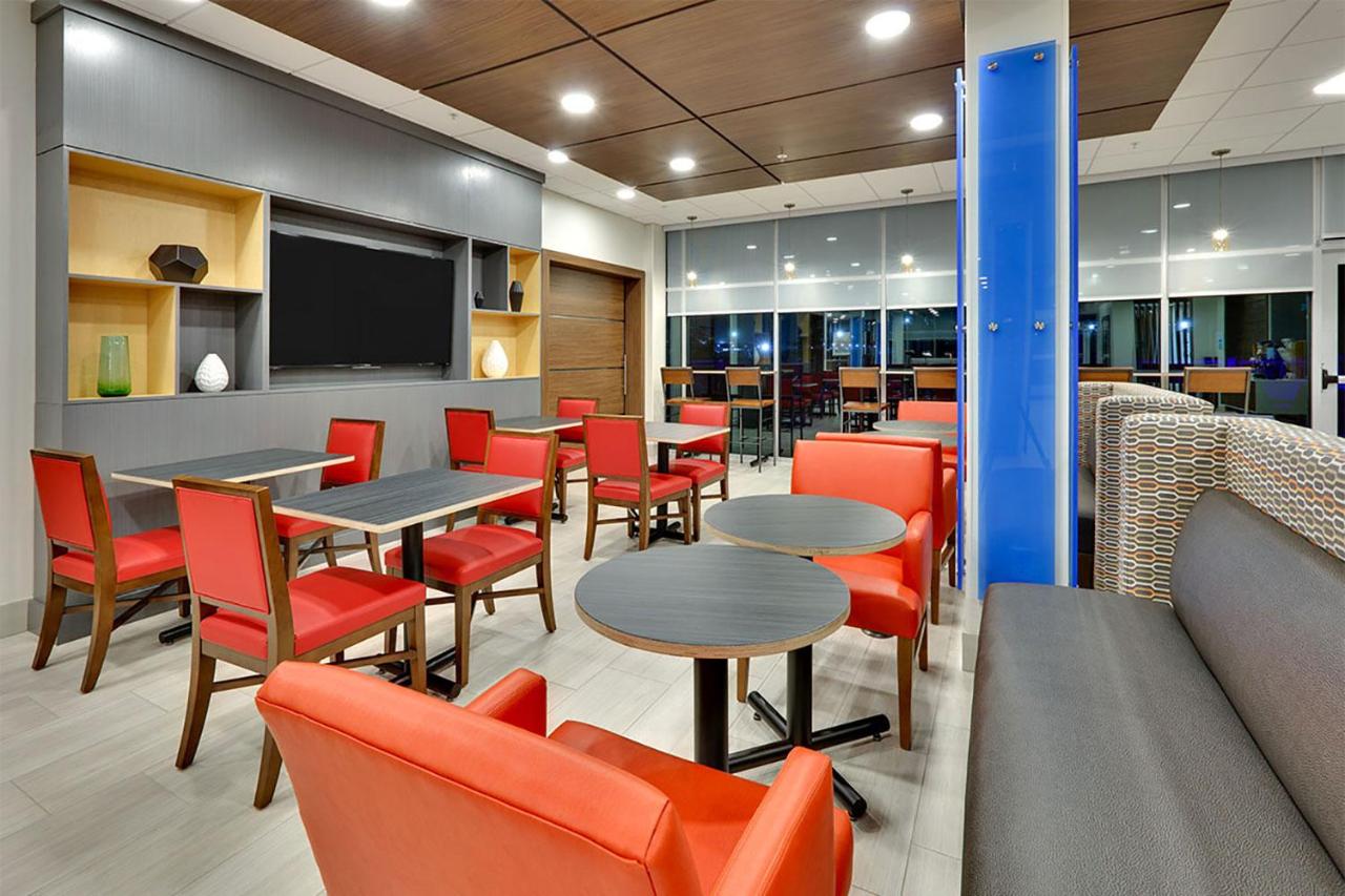 Holiday Inn Express & Suites Plano East