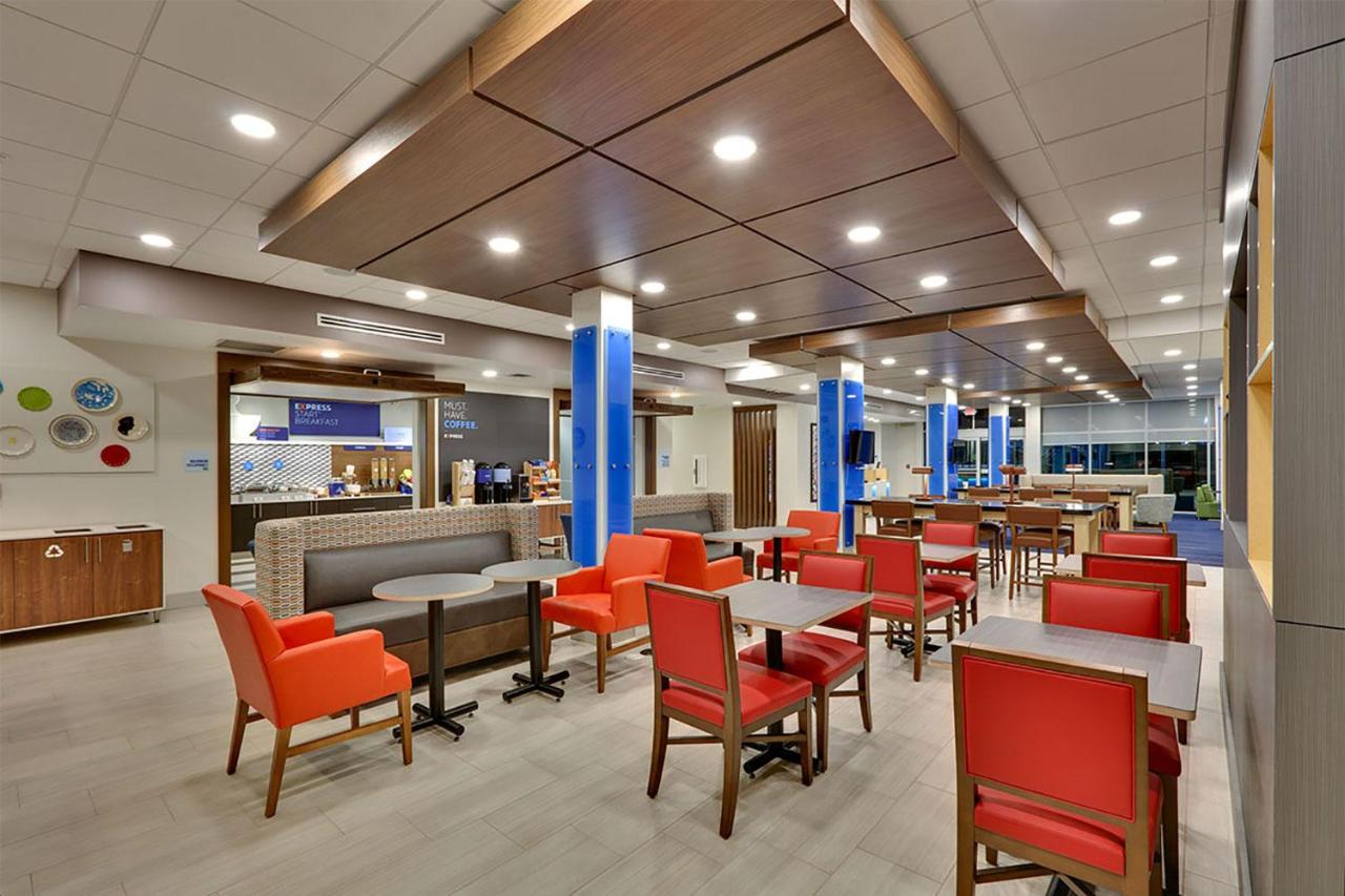 Holiday Inn Express & Suites Plano East