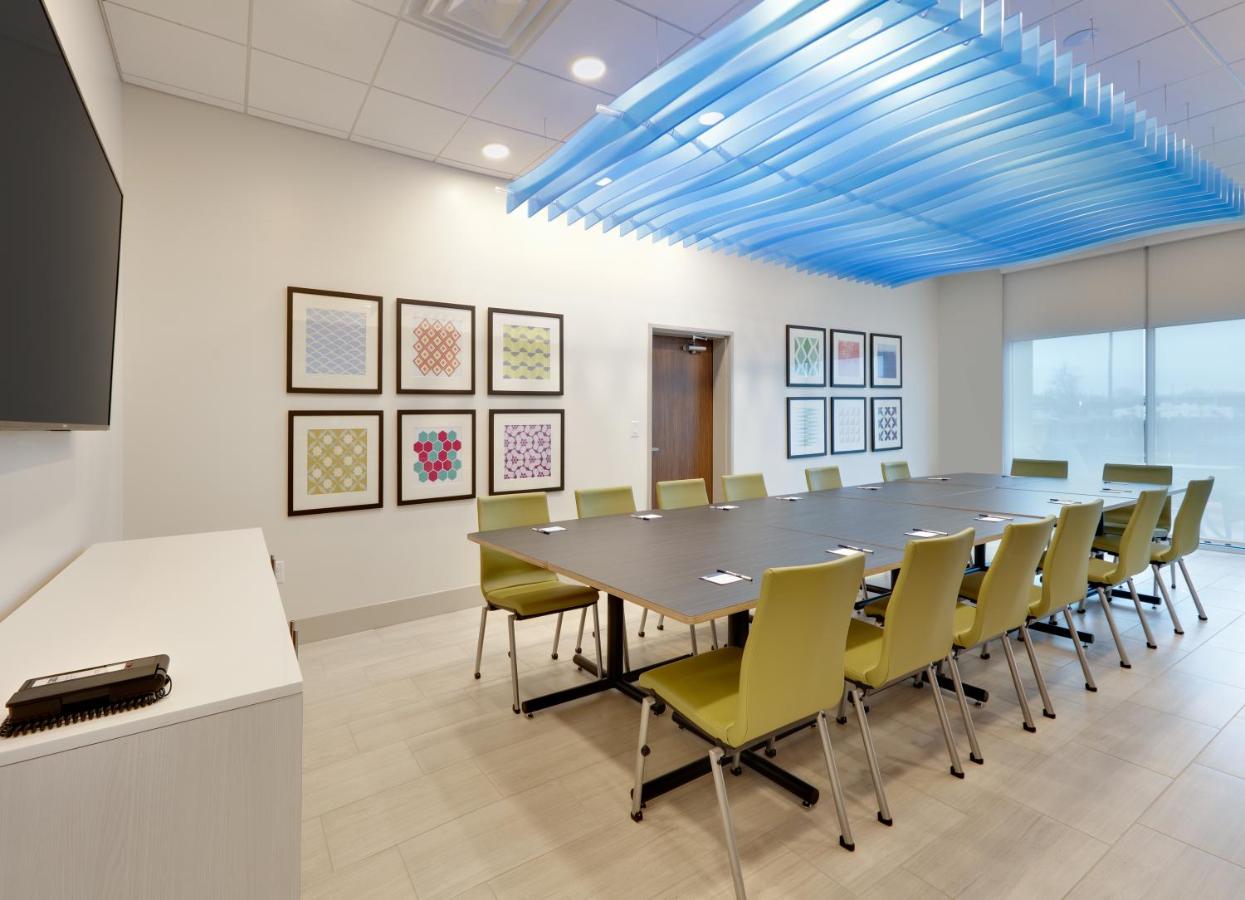 Holiday Inn Express & Suites Plano East