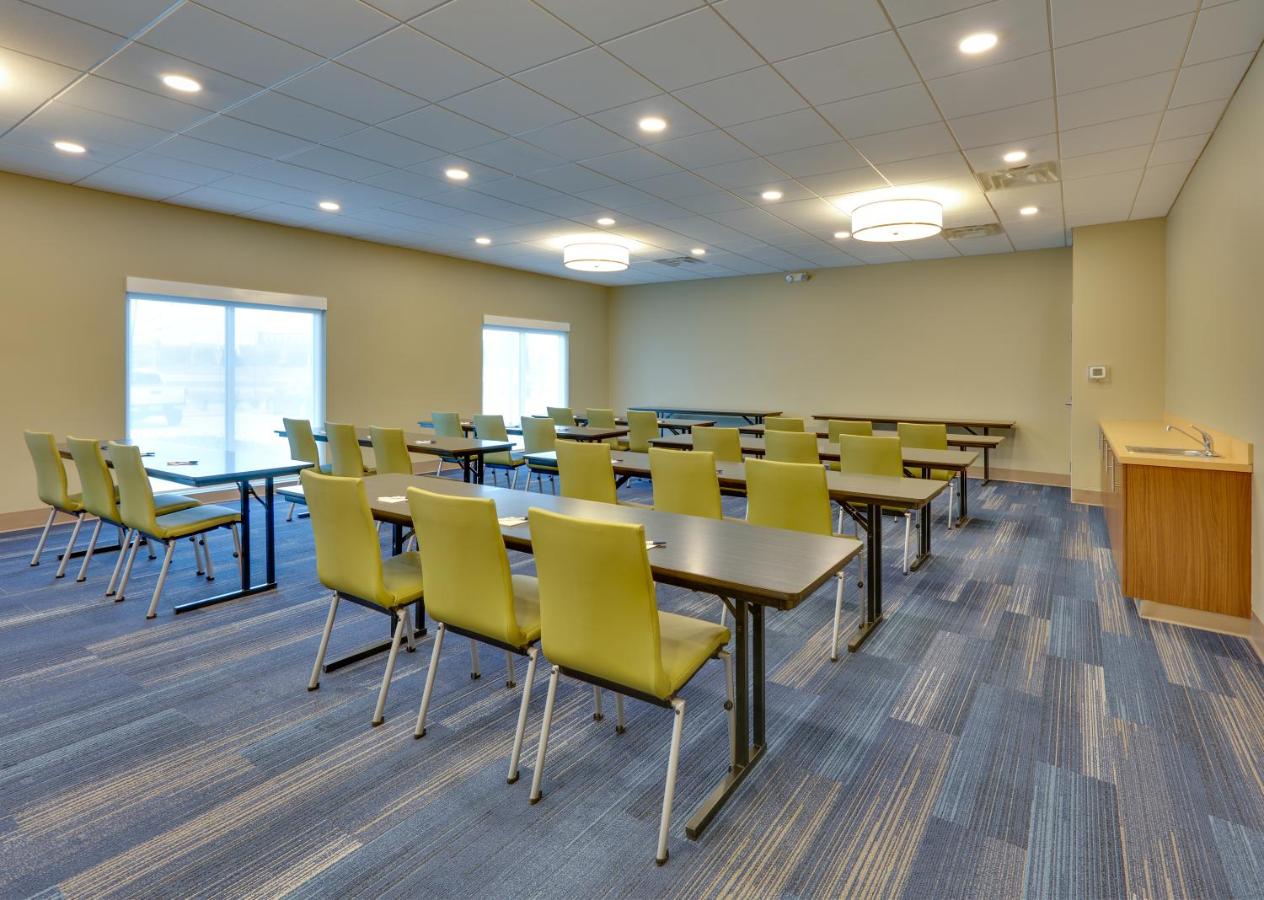 Holiday Inn Express & Suites Plano East