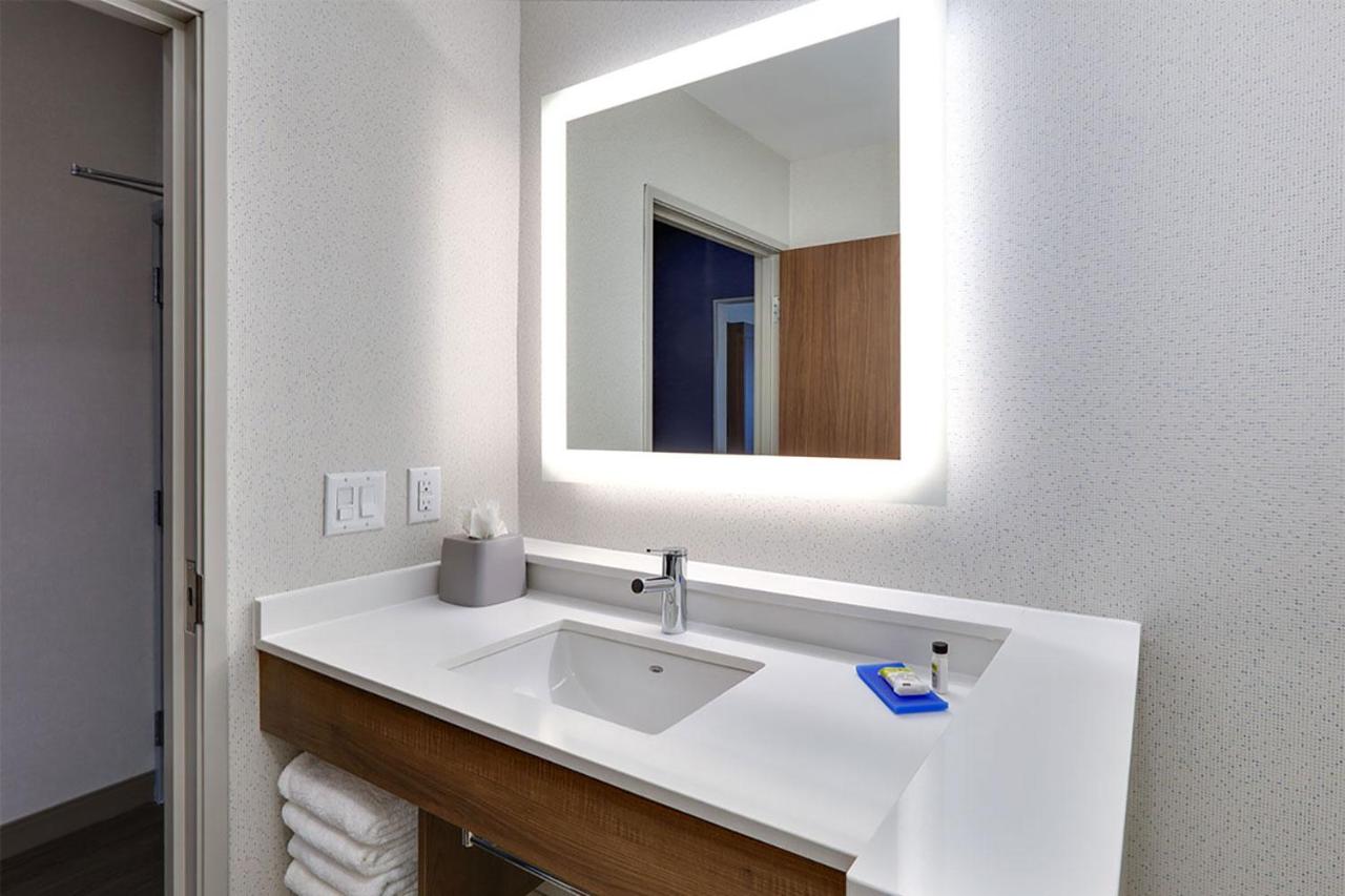 Holiday Inn Express & Suites Plano East