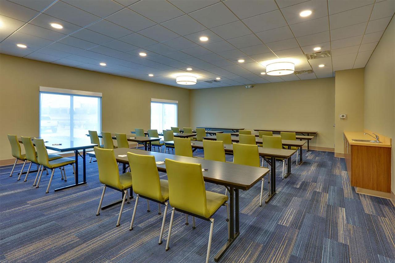 Holiday Inn Express & Suites Plano East