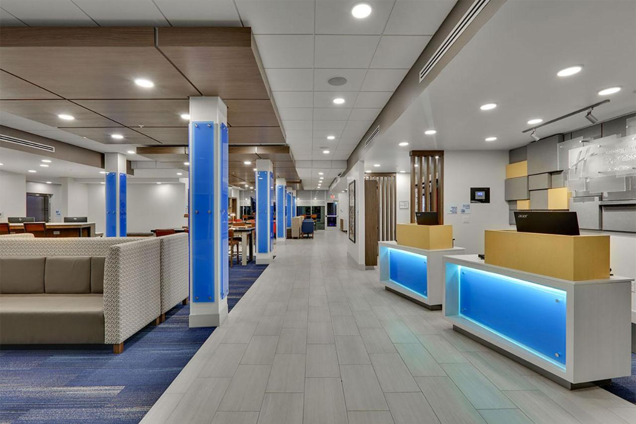 Holiday Inn Express & Suites Plano East