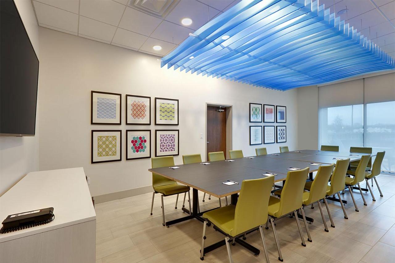 Holiday Inn Express & Suites Plano East