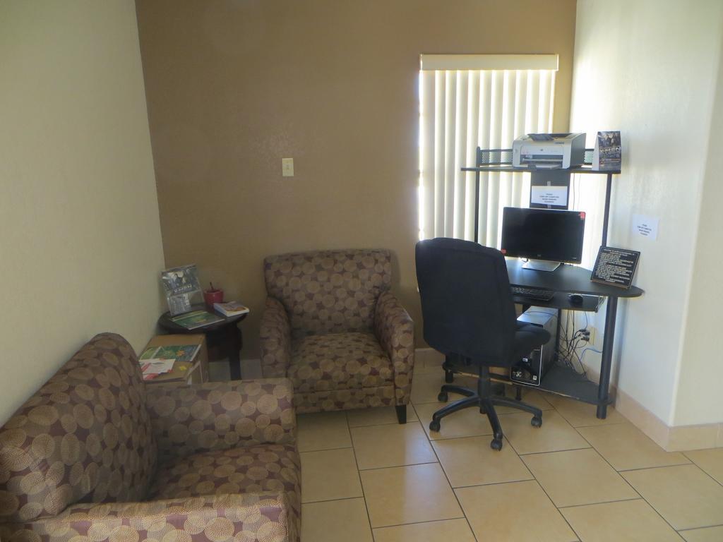Super 8 by Wyndham Pleasanton