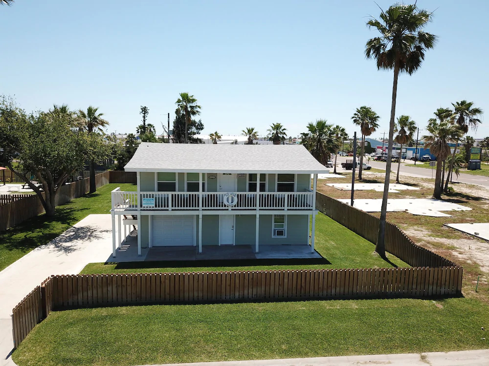 Renn House by RedAwning