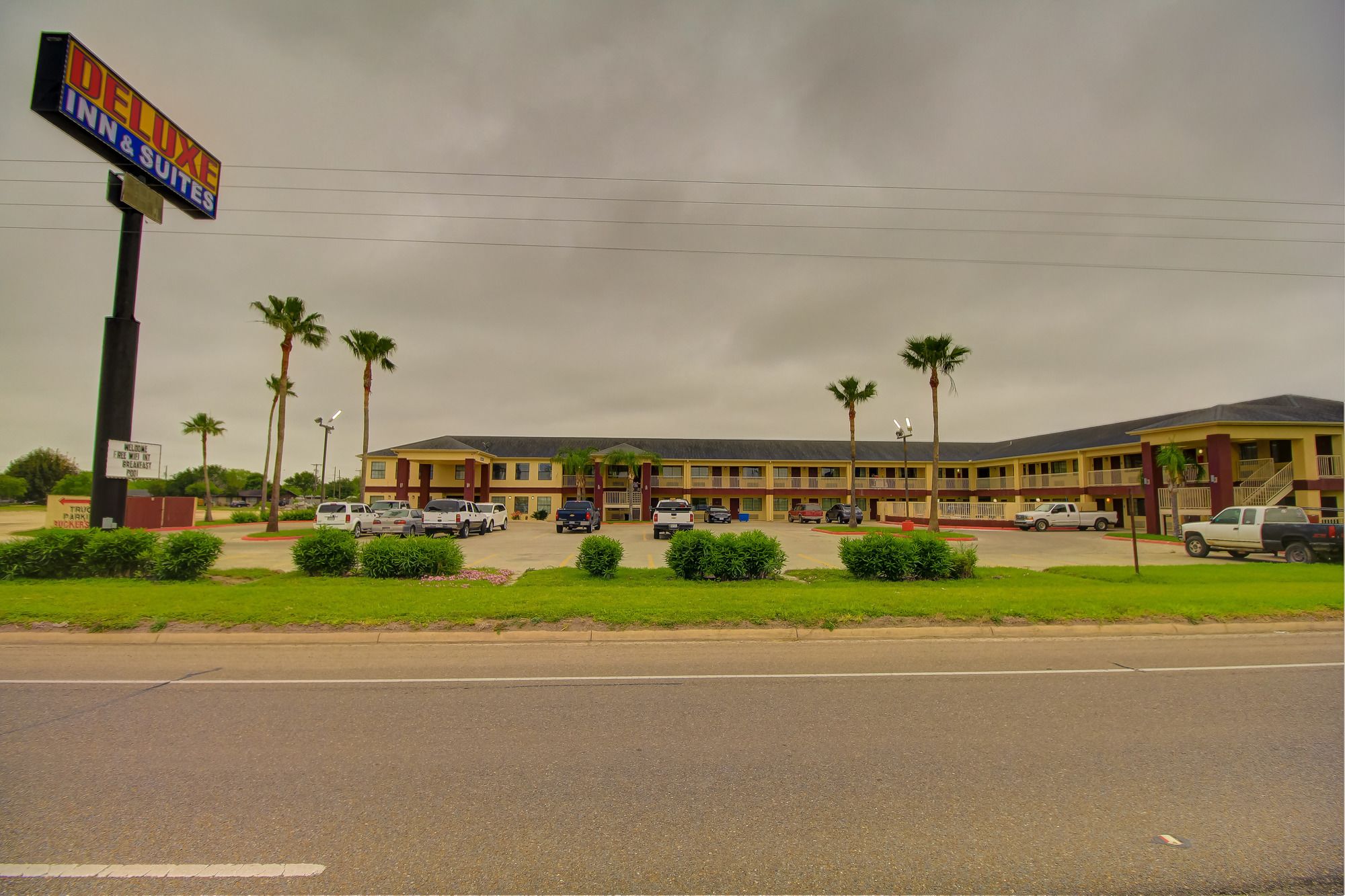 Deluxe Inn & Suites Raymondville