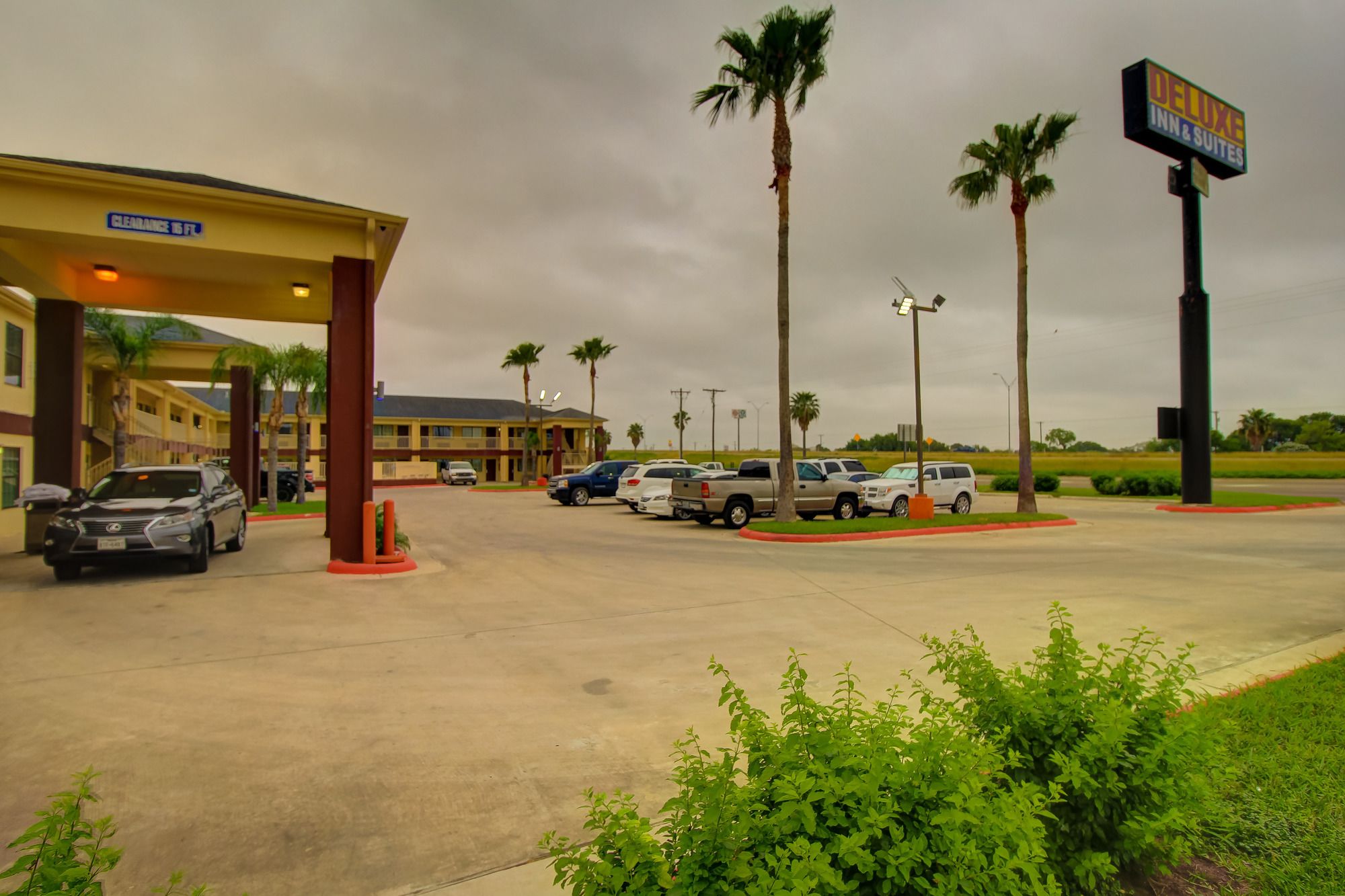 Deluxe Inn & Suites Raymondville