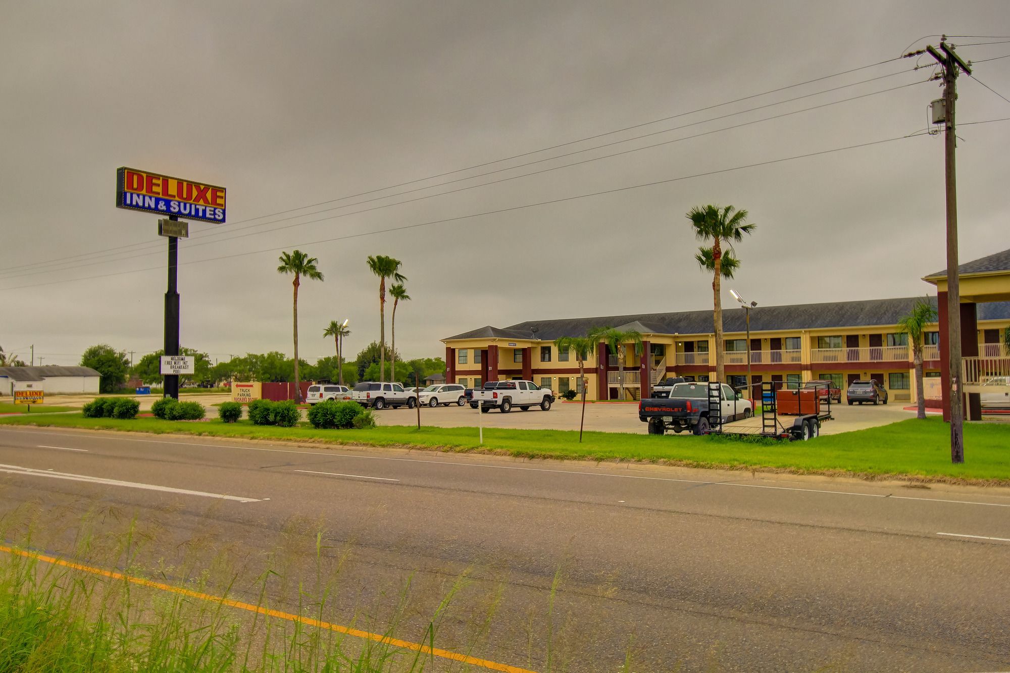 Deluxe Inn & Suites Raymondville