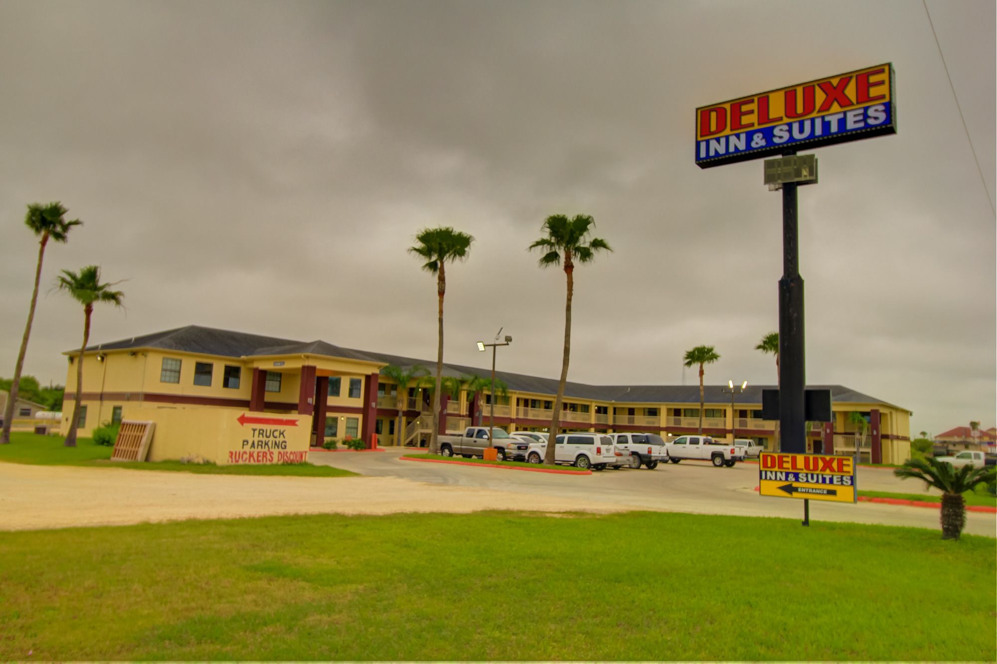Deluxe Inn & Suites Raymondville