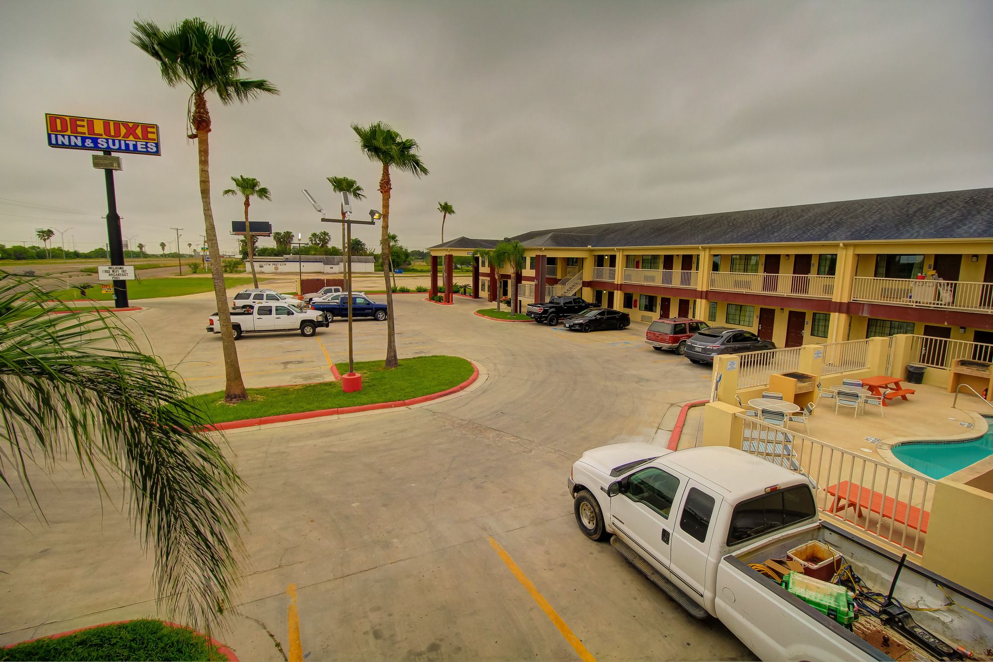 Deluxe Inn & Suites Raymondville