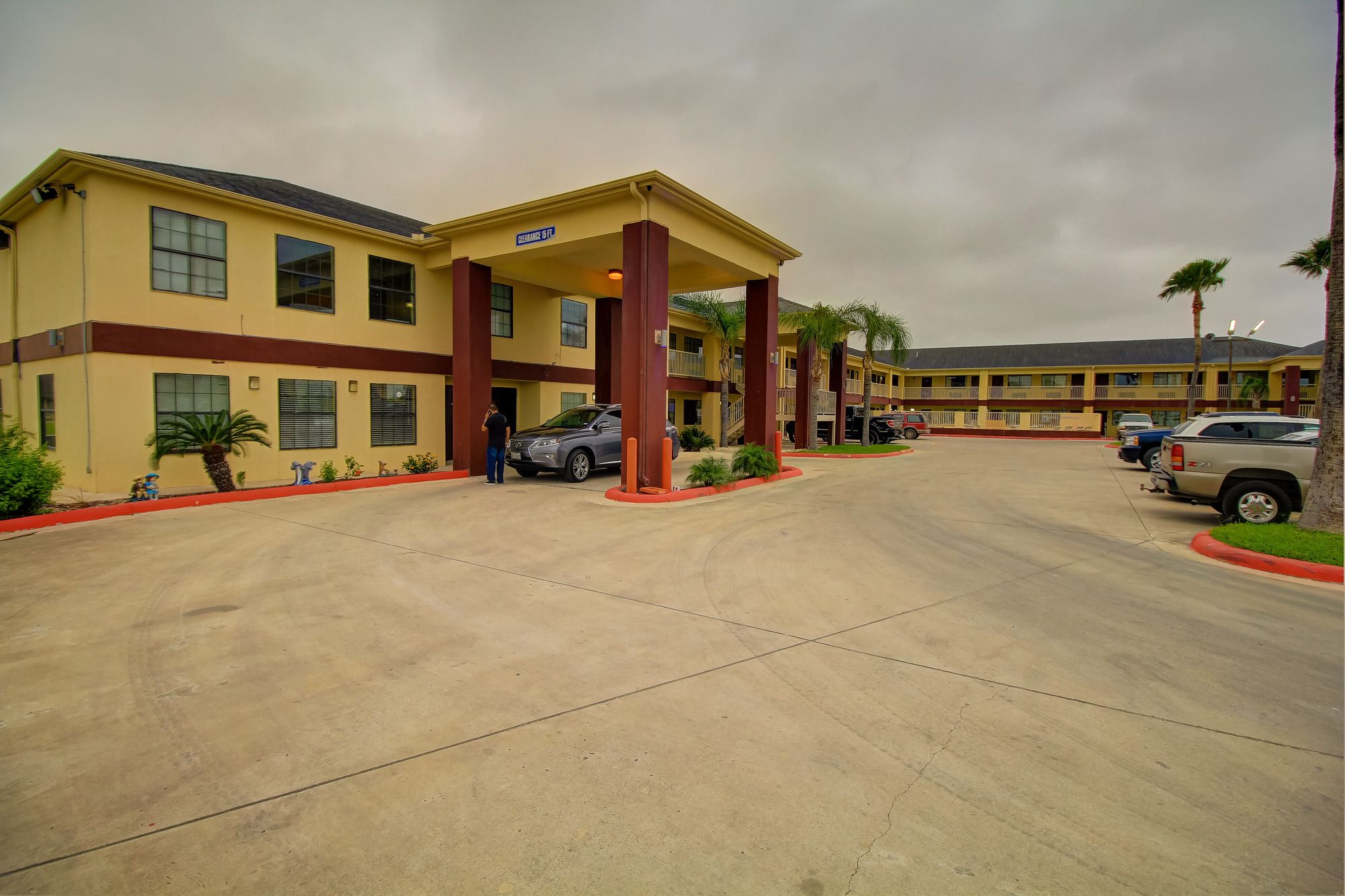 Deluxe Inn & Suites Raymondville