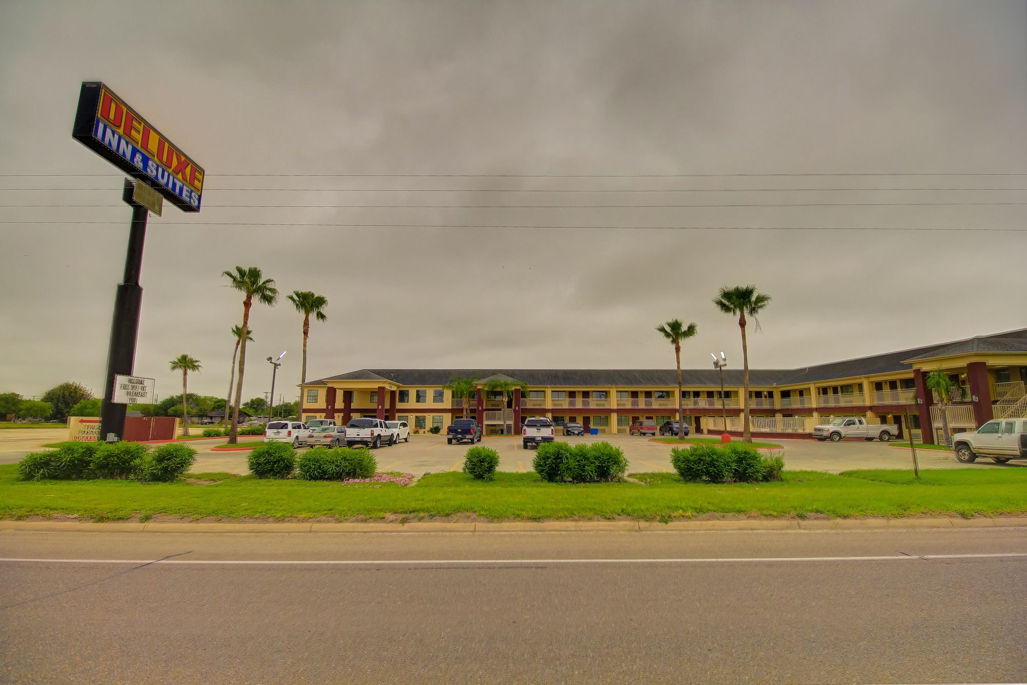 Deluxe Inn & Suites Raymondville