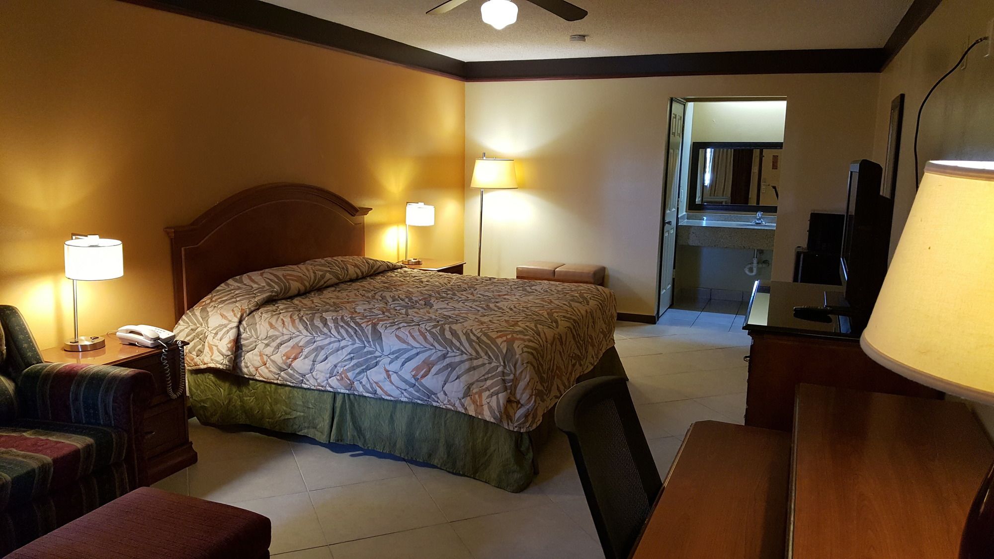 Deluxe Inn & Suites Raymondville