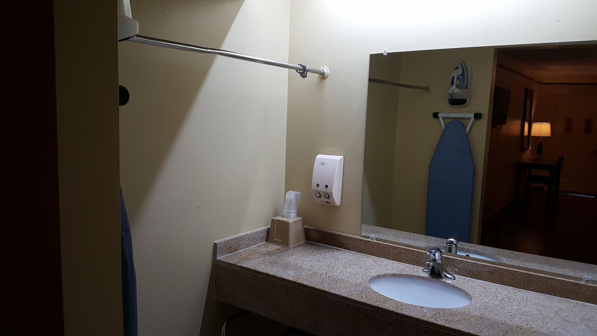 Deluxe Inn & Suites Raymondville