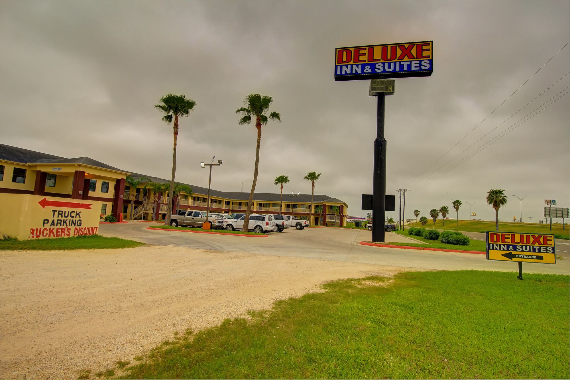 Deluxe Inn & Suites Raymondville