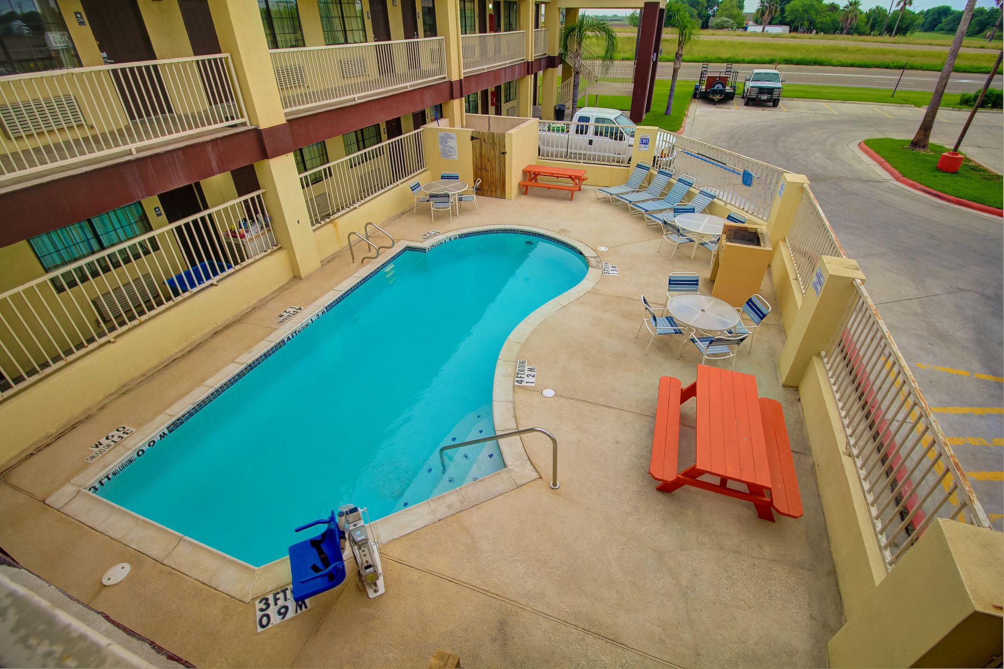 Deluxe Inn & Suites Raymondville