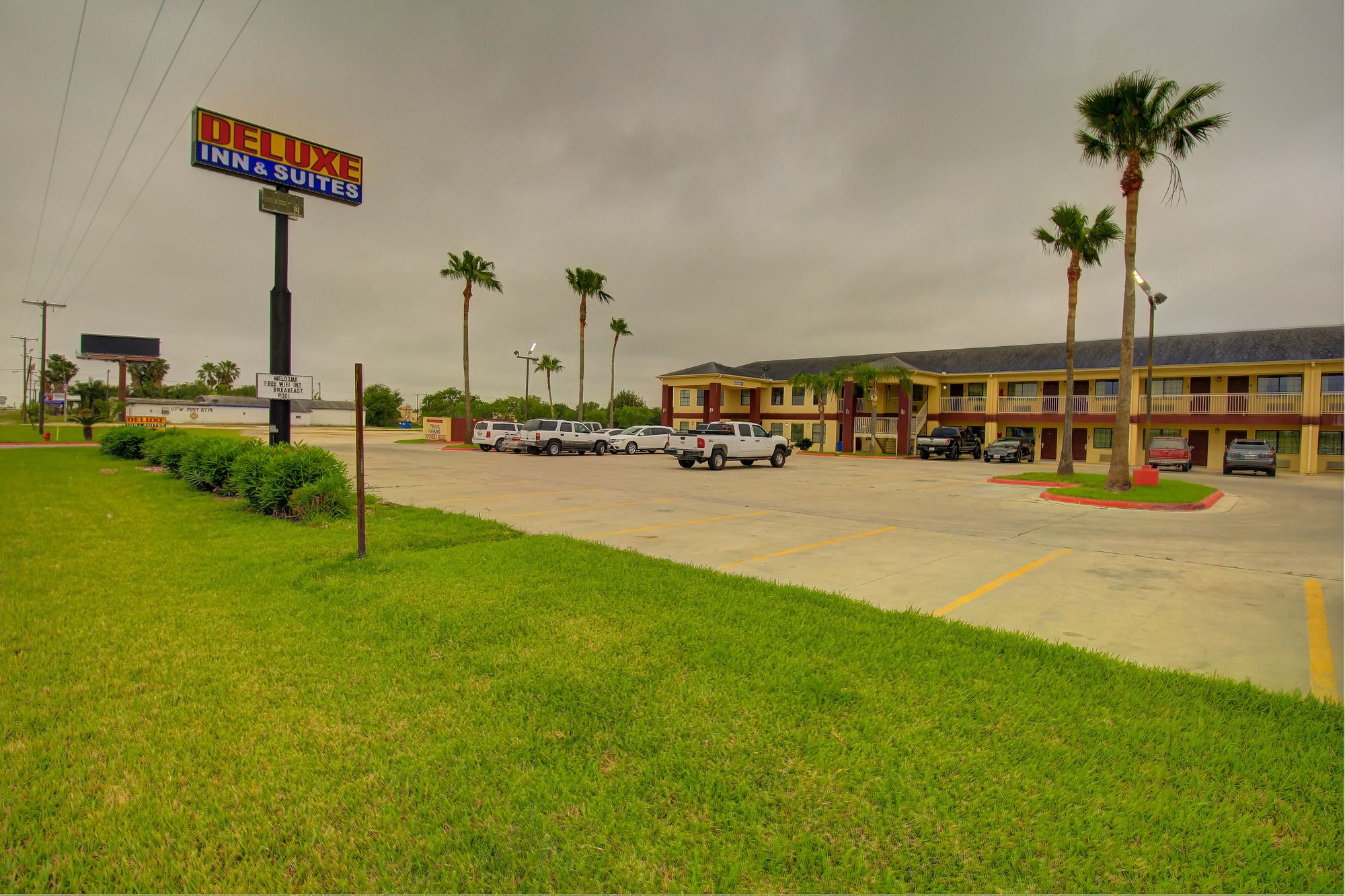 Deluxe Inn & Suites Raymondville